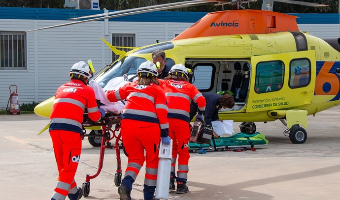 Imagen de archivo de la evacuación de un paciente en un helicóptero del 061.