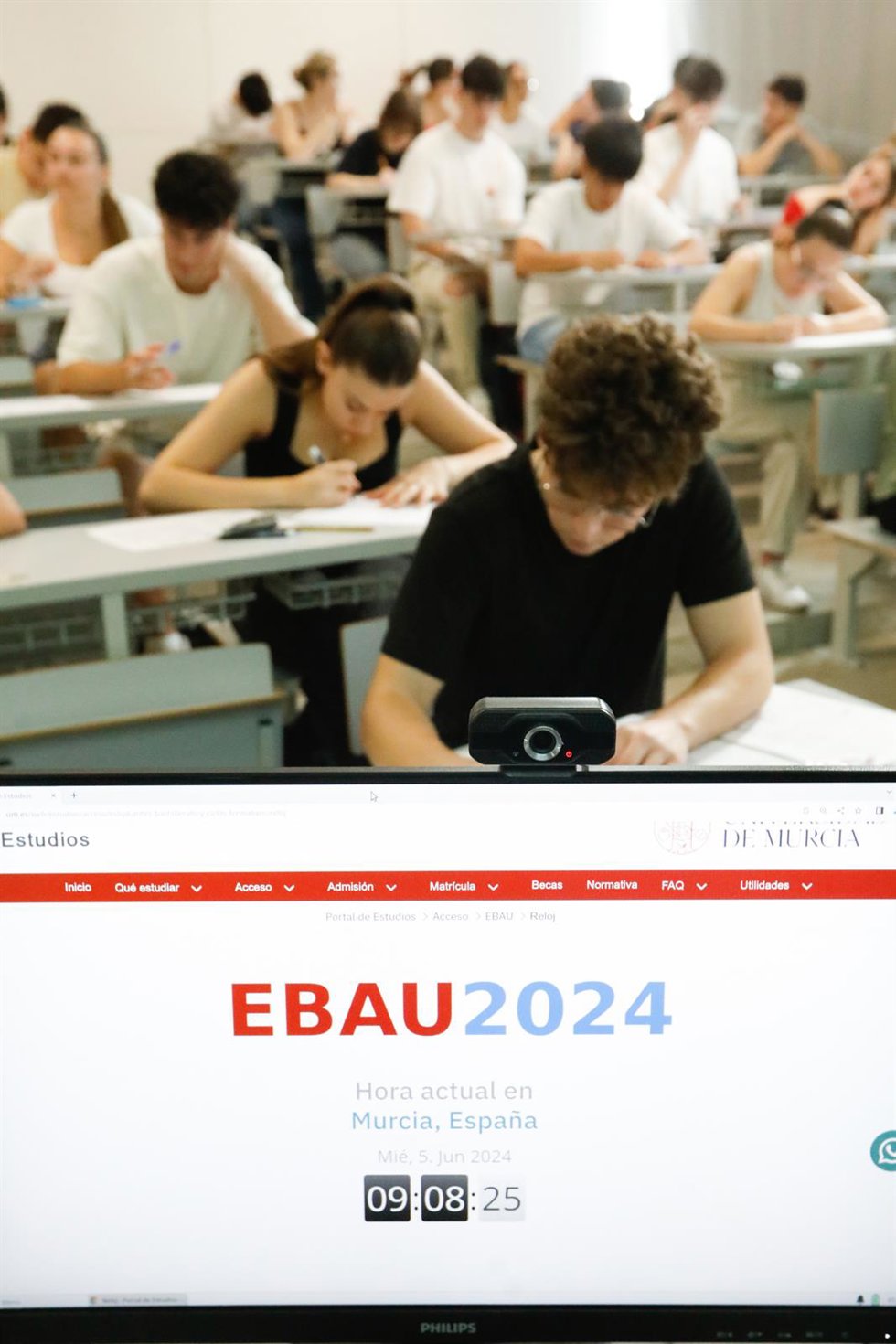 Archivo - Estudiantes se examinan de la Fase General de la Evaluación del Bachillerato para el Acceso a la Universidad (EBAU), en la Universidad de Murcia (UMU)