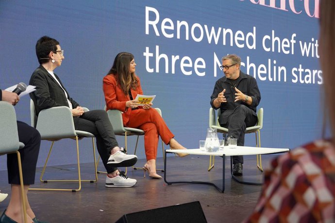 Los chefs catalanes Carme Ruscalleda y Joan Roca en la Semana Catalana de la Exposición Universal de Osaka (Japón).