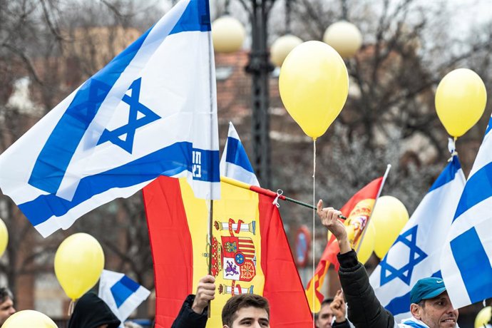 Archivo - Arquivo - Dezenas de pessoas carregam bandeiras israelenses durante um passeio de bicicleta solidário em 14 de janeiro de 2024 em Madri, Espanha. A organização esportiva judaica Maccabi e o Fórum de Parentes de Reféns Israelenses na Espanha, com