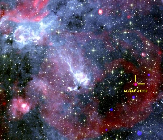 Imagem do céu mostrando a região ao redor do ASKAP J1832-0911. Dados de raios X do Observatório de raios X Chandra da NASA, dados de rádio do radiotelescópio sul-africano MeerKAT e dados de infravermelho do Telescópio Espacial Spitzer da NASA.