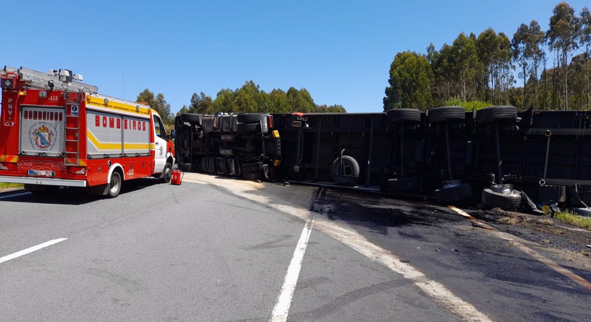 Retenciones en la A-6, en Aranga (A Coruña), al volcar un camión que transportaba 40 toneladas de cerveza