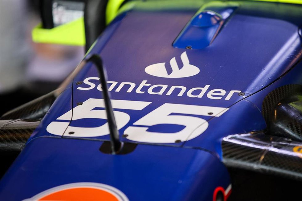 Archivo - Logo del Banco Santander en el Williams del piloto español Carlos Sainz