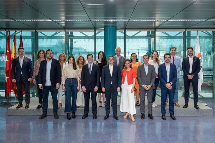 Foto de familia de los integrantes de la Mesa de Expertos del Turismo de Madrid