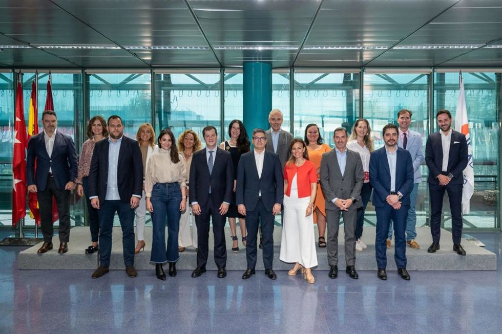 Foto de familia de los integrantes de la Mesa de Expertos del Turismo de Madrid