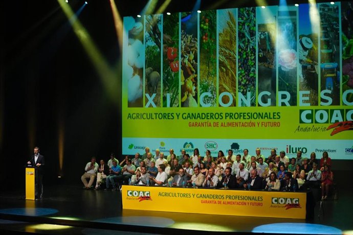 El consejero de Agricultura, Pesca, Agua y Desarrollo Rural, Ramón Fernández- Pacheco, en el XI Congreso de COAG Andalucía.
