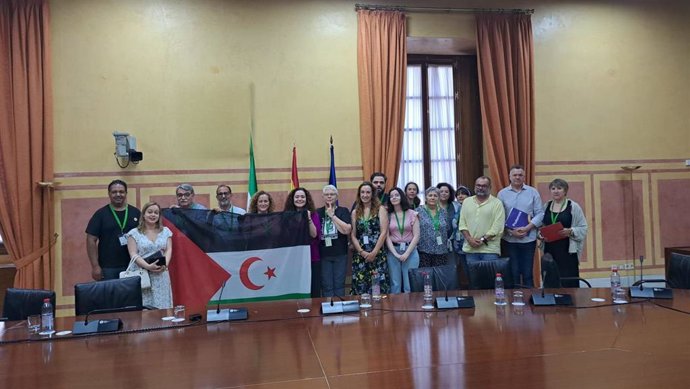 Imagen del encuentro de este miércoles del Grupo Parlamentario Por Andalucía con los integrantes de la Marcha por la Libertad de los Presos Saharauis.