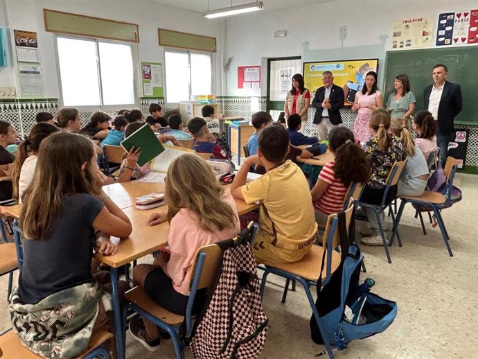 Alumnos de entre nove y once años del CEIP Enrique Ginés de Frigiliana y del CEIP Narixa de Nerja han asistido al taller ‘El turismo es bueno para todos. ¡Cuidémoslo’