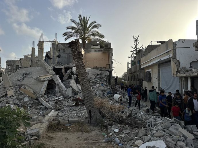 19 de maio de 2025, Khan Yunis, Faixa de Gaza, Território Palestino: Moradores inspecionam a casa que uma unidade especial do exército israelense invadiu com fogo intenso no início da manhã em Khan Yunis, Gaza, em 19 de maio de 2025. Os moradores encontra