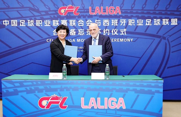 Javier Tebas junto a Li Kemin tras la firma del acuerdo entre LaLiga y la CFL