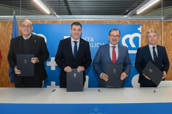 Archivo - El conselleiro de Educación, Ciencia, Universidades e FP, Román Rodríguez, y los rectores de las tres universiades públicas gallegas.