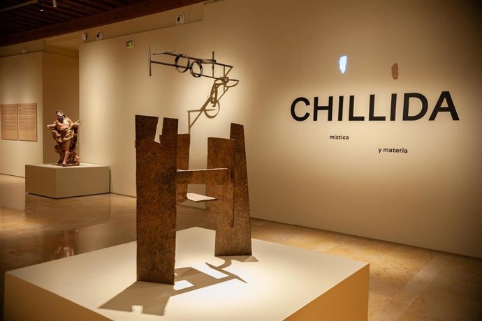 Vistas de las salas de exposición temporal 'Chillida. Mística y materia' en el Museo Nacional de Escultura.