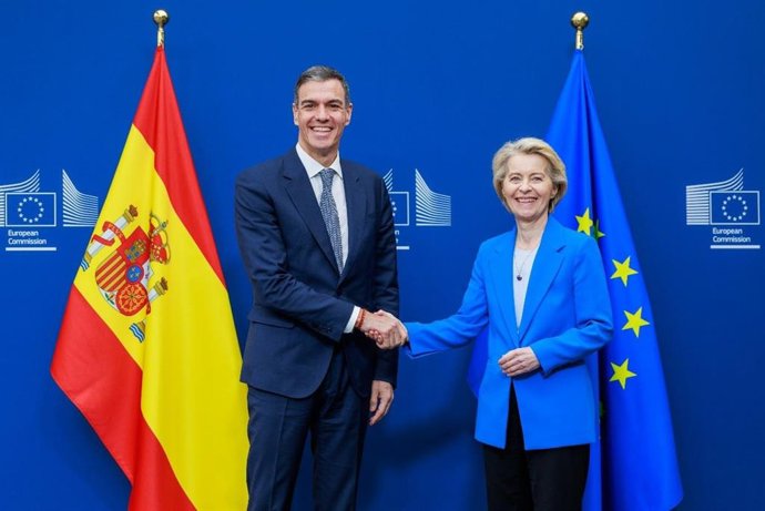 O presidente do governo, Pedro Sánchez, com a presidente da Comissão Europeia, Ursula von der Leyen.