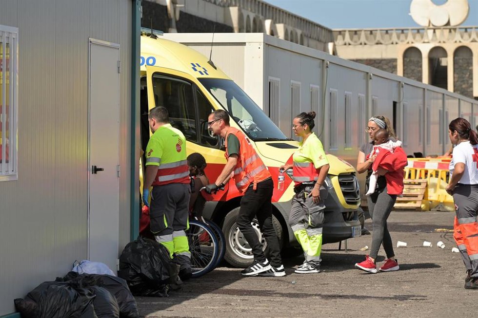 Uno de los migrantes rescatados tras volcar un cayuco en el Puerto de la Restinga, a 28 de mayo de 2025, en El Hierro, Canarias (España). 