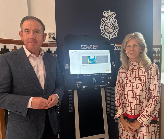 Presentación del nuevo Punto de Actualización de Documentación (PAD) de la Policía Nacional en Aracena (Huelva).