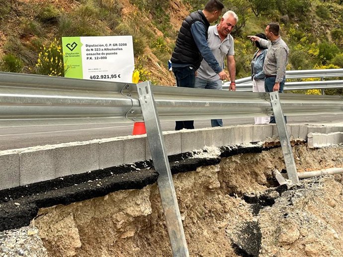 Visita del PSOE al acceso de Albuñuelas