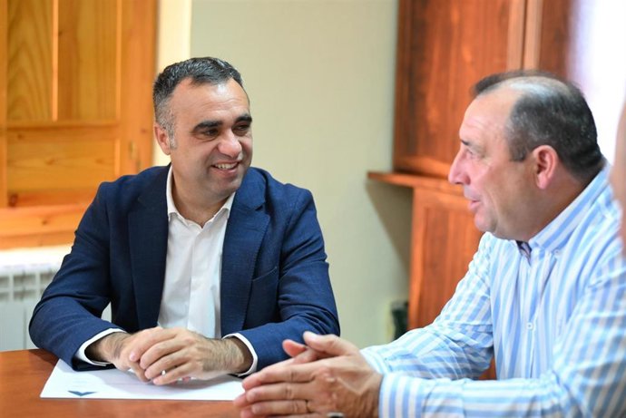 El presidente de la Diputación de Granada, Francis Rodríguez, a la izquierda en la imagen con el alcalde de Jayena, Antonio Olmos