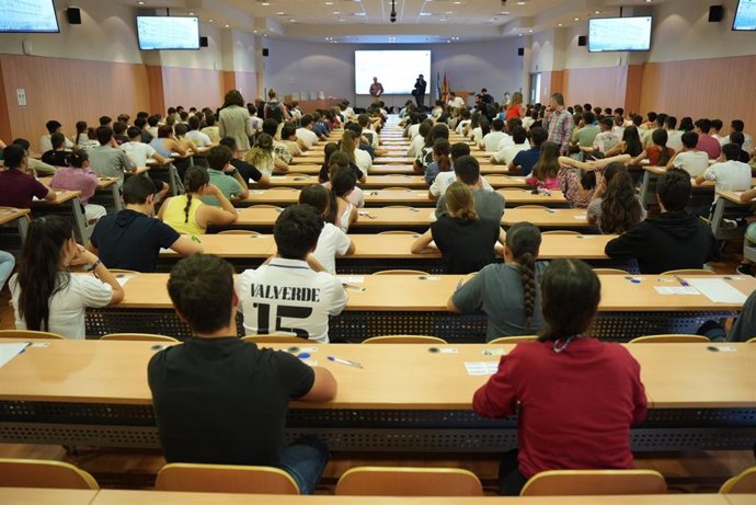Archivo - Estudiantes asistentes a uno de los exámenes de acceso a la universidad celebrados en Córdoba, en una imagen de archivo.
