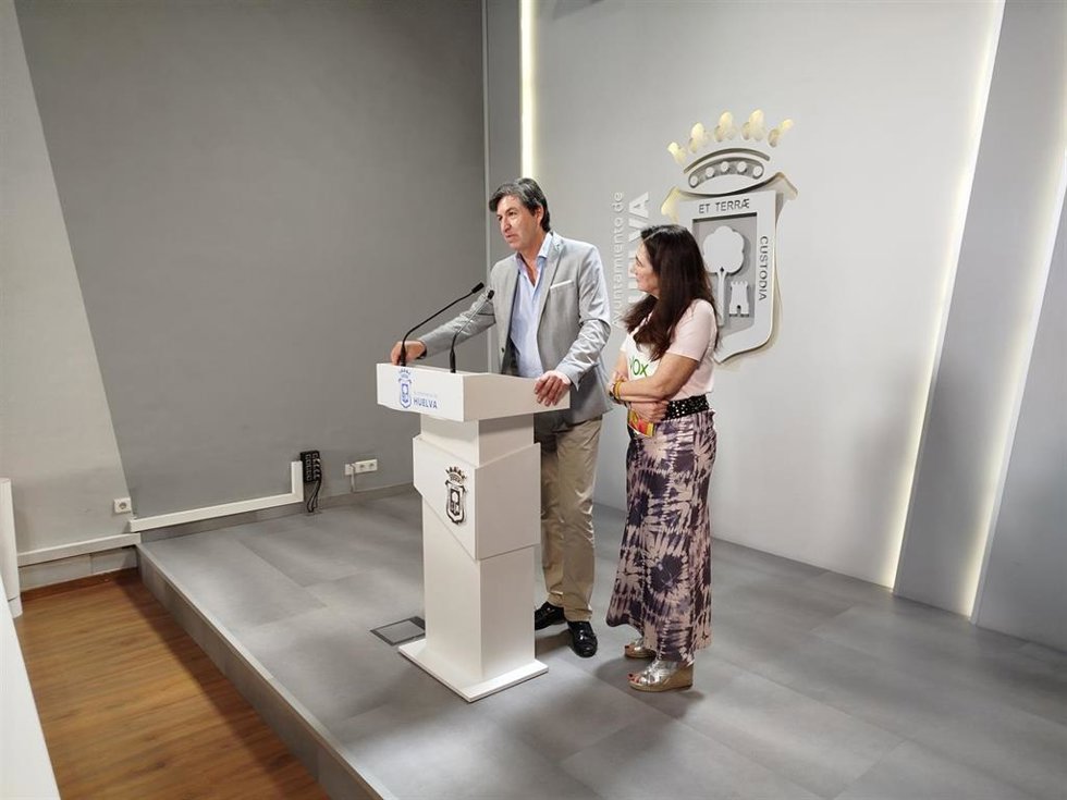 El portavoz de Vox en el Ayuntamiento de Huelva, Wenceslao Font, y la viceportavoz, María López.