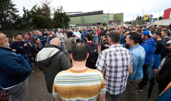 Archivo - Varios trabajadores del metal protestan frente a GSW con motivo de la anterior huelga del metal en Cantabria, en 2022