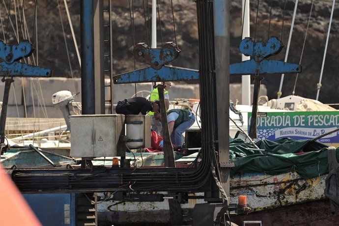 Agentes de Policía Nacional rescatan a los migrantes que viajaban en el cayuco que ha volcado a su llegada al puerto de La Restinga, a 28 de mayo de 2025, en El Hierro, Canarias (España).