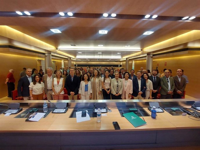 La viceconsejera Ana Corredera y la delegada del Gobierno andaluz en Almería, Aránzazu Martín, junto a parte del personal homenajeado durante el acto de reconocimiento a empleados públicos jubilados en 2024.