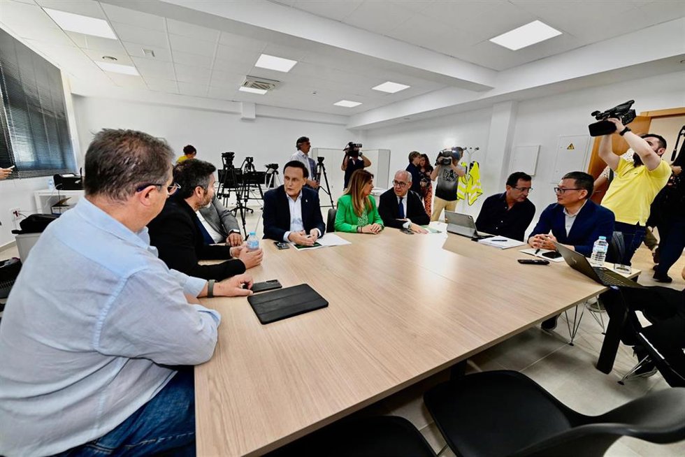 Reunión sobe el proyecto que promueven Santana Motors y Coronet.