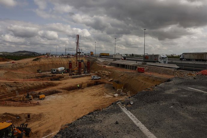 Obres d'emergència per a la reconstrucció dels ponts de la A-7 sobre el barranc del Poyo, a 30 d'abril del 2025, a Quart de Poblet, València, Comunitat Valenciana (Espanya).