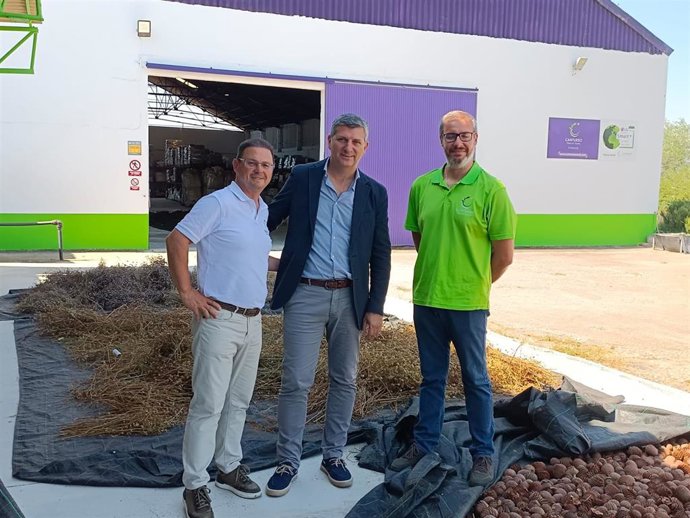 Francisco Acosta (centro), en una visita a una agroindustria cordobesa.