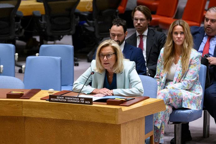 Archivo - NAÇÕES UNIDAS, 24 de abril de 2024 -- A coordenadora sênior humanitária e de reconstrução das Nações Unidas para Gaza, Sigrid Kaag (frente), fala em uma reunião do Conselho de Segurança na sede da ONU em Nova York, em 24 de abril de 2024. Kaag n