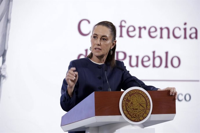 A presidente do México, Claudia Sheinbaum Pardo, fala durante uma conferência informativa sobre as manifestações do Comitê de Coordenação Nacional dos Trabalhadores da Educação no Palácio Nacional, em 26 de maio de 2025, na Cidade do México, México.