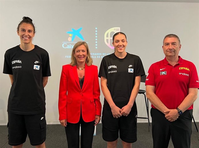 La directora territorial de CaixaBank en Baleares, María Cruz Rivera; el seleccionador Miguel Méndez; la capitana, Alba Torrens y la jugadora Helena Pueyo en el encuentro.