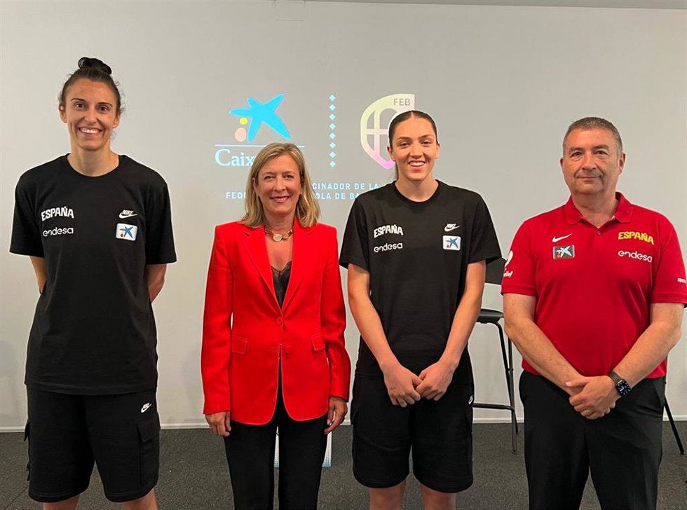 La directora territorial de CaixaBank en Baleares, María Cruz Rivera; el seleccionador Miguel Méndez; la capitana, Alba Torrens y la jugadora Helena Pueyo en el encuentro.
