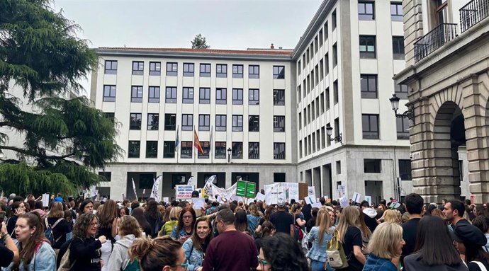 Docentes concentrados fente a la Consejería de Educación este miércoles, en una de las jornadas de huelga del profesorado.