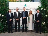 Hernández de Cos recibe un premio de Asnef de manos del ministro Cuerpo