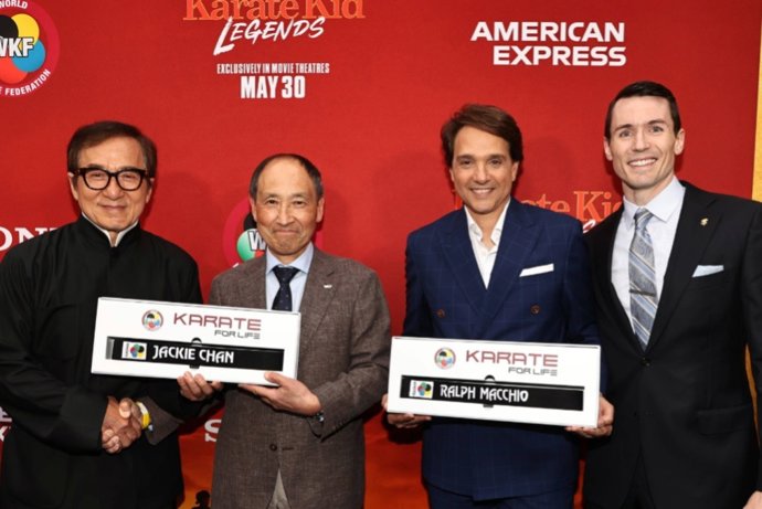 Jackie Chan y Ralph Macchio reciben cinturones negros de la Federación Mundial de Karate (WKF).