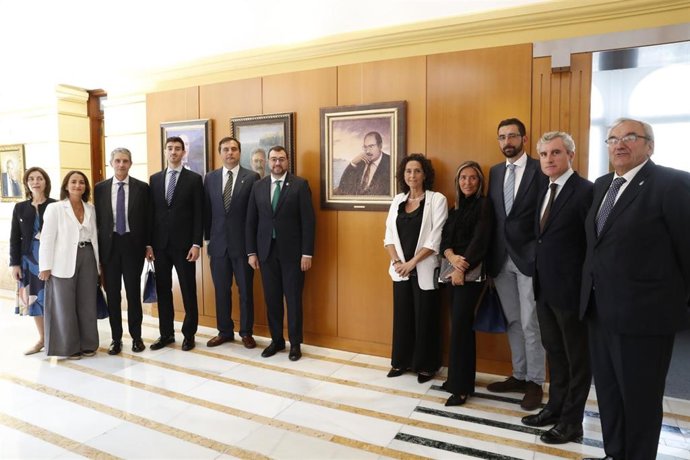 Adrián Barbón, junto a familiares y amigos de Sergio Marqués