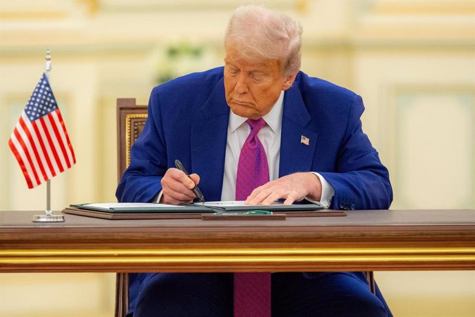 13 May 2025, Saudi Arabia, Riyadh: US President Donald Trump signs documents during a signing ceremony with Saudi Crown Prince Mohammed bin Salman at Al-Yamamah Palace. Photo: -/Saudi Press Agency/dpa