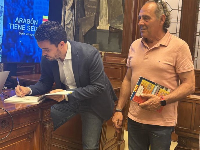 El diputado del PSOE Aragón Darío Villagrasa firma ejemplares de su libro 'Aragón tiene sed' en la DPZ.
