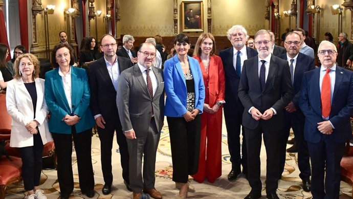 El rector de la USC, Antonio López, y la secretaria de Estado de Digitalización e Inteligencia Artificial, María González Veracruz, entre otros, en la presentación de la Cátedra de IA en Medicina de Precisión.