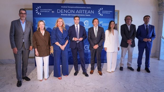 Entrega del premio 'Denon Artean' que otorga el cooperativismo vasco