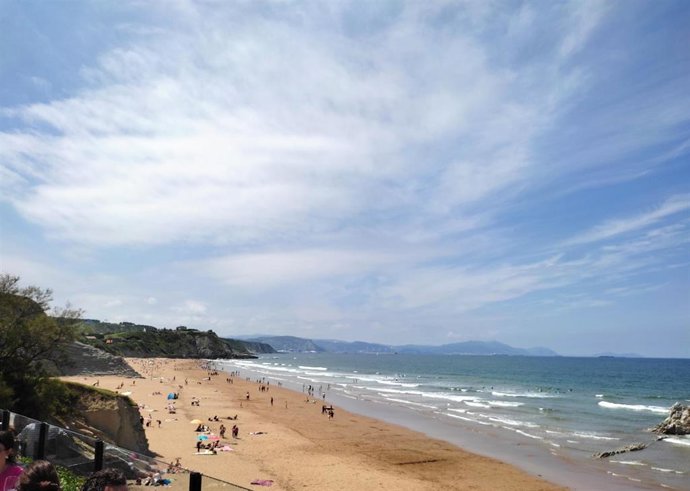 Jornada soleada en una playa de Bizkaia