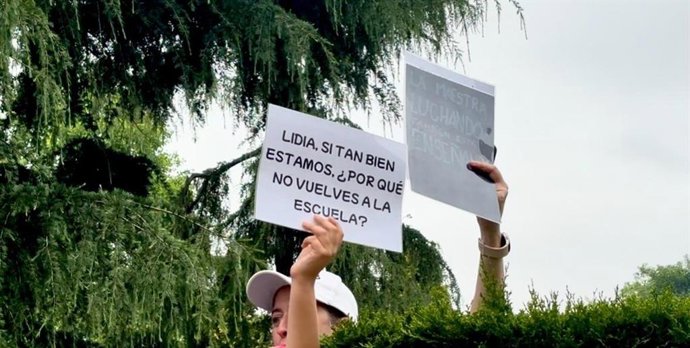 Imagen de un cartel durante la concentración de docentes frente a la Consejería de Educación en una de las jornadas de huelga de los profesores.