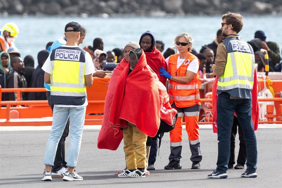 Archivo - Varios servicios de emergencia atienden a migrantes recién rescatados de un cayuco, en Puerto Naos, a 4 de enero de 2025, en Arrecife, Lanzarote, Canarias (España).