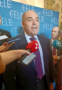 El presidente de la Federación Nacional de Asociaciones de Trabajadores Autónomos (ATA), Lorenzo Amor, momentos antes de asistir a la asamblea general de la Federación Leonesa de Empresarios (FELE)