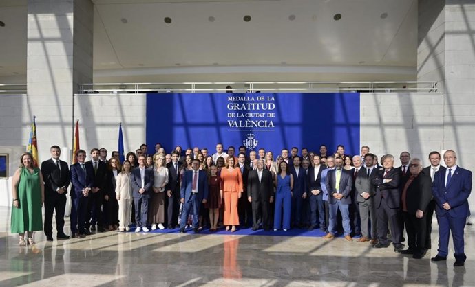 El Ayuntamiento de València ha entregado la Medalla de la Gratitud a 67 entidades que prestaron su colaboración en el incendio de Campanar