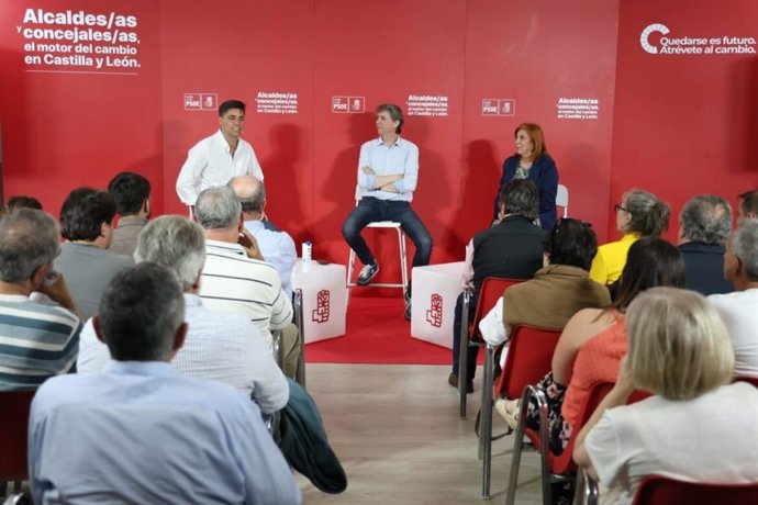 El secretario general del PSOECyL, Carlos Martínez, en un encuentro con militantes en Ávila