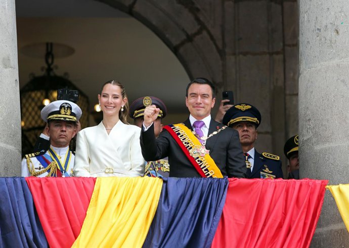O presidente do Equador, Daniel Noboa, e a primeira-dama, Lavinia Valbonesi, acenam do Palácio Presidencial em Quito.