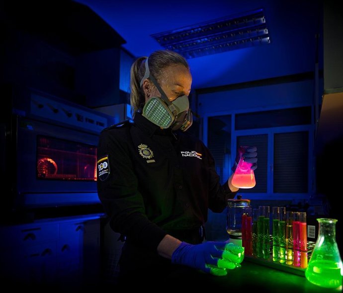 La imagen 'Haciendo visible lo invisible' gana el I Premio de Fotografía 'Lente Azul' de la Policía Nacional