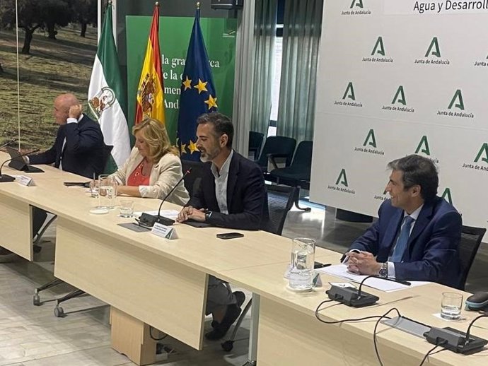 El consejero de Agricultura, Pesca, Agua y Desarrollo Rural, Ramón Fernández-Pacheco, en la Mesa de Interlocución Pesquera de Andalucía.